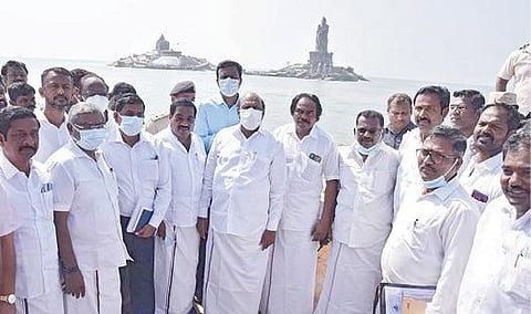 கன்னியாகுமரியில் கடல் நடுவே உள்ள திருவள்ளுவர் சிலை, விவே கானந்தர் பாறை இடையே கண்ணாடி இழை நடைபாலம் அமைப்பது தொடர்பாக அமைச்சர் எ.வ.வேலு ஆய்வு செய்தார். உடன் அமைச்சர் மனோ தங்கராஜ் உள்ளிட்டோர் உள்ளனர்.