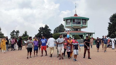 ஓராண்டுக்கு பின்னர் பொதுமக்கள் பார்வைக்காக திறக்கப்பட்ட தொட்டபெட்டா சிகரத்தில் குவிந்த சுற்றுலாப் பயணிகள்