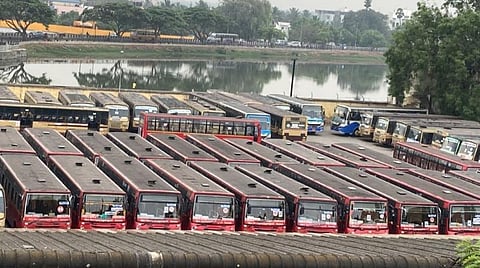 இரண்டு நாள் வேலை நிறுத்தத்தை யொட்டி கோவை சுங்கம் பணிமனையில் நிறுத்தி வைக்கப்பட்டுள்ள பஸ்கள்: படம்: மனோகரன்