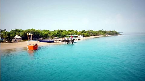 குருசடை தீவில் உள்ள படகு இறங்குதளத்தில் நிறுத்தி வைக்கப்பட்டுள்ள படகுகள்.