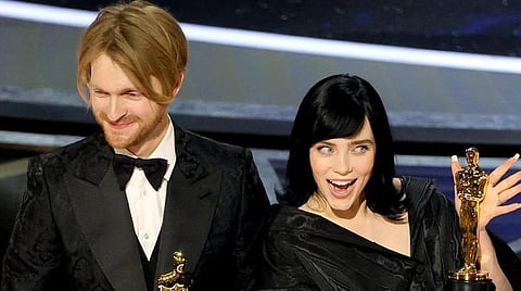 ஆஸ்கர் விருது வென்ற முதல் 2K கிட் -  'நோ டைம் டூ டை' படத்துக்காக பில்லி எலிஷ் புதிய சாதனை