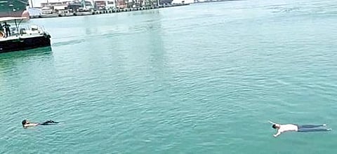 தூத்துக்குடி துறைமுகத்தில் கடலில் குதித்து கப்பலுக்கு முன்பாக மிதந்து போராட்டம் நடத்திய தொழிலாளர்கள்.