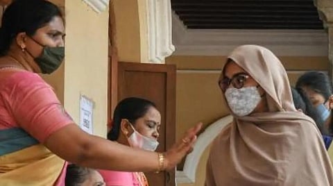 ஹிஜாப் விவகாரம் | கர்நாடகாவில் 21,000 மாணவர்கள் எஸ்எஸ்எல்சி தேர்வை புறக்கணித்தனர்