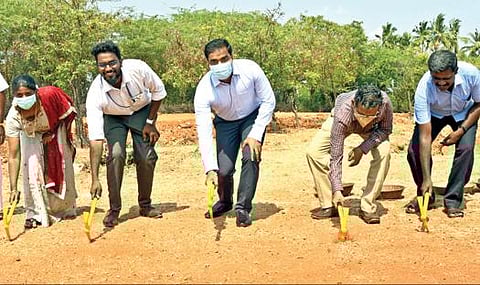 சிவகளையில் மூன்றாம் கட்ட அகழாய்வுப் பணிகளை மாவட்ட ஆட்சியர் கி.செந்தில் ராஜ் தொடங்கி வைத்தார். உடன் அகழாய்வு இயக்குநர் பிரபாகரன் உள்ளிட்டோர். 			படம்: என்.ராஜேஷ்.