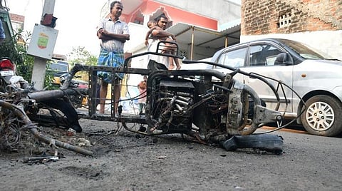 இ-வாகன தீ விபத்துகளும் 'பேட்டரி' பீதியும் - நாம் கவனிக்க வேண்டியது என்ன? - ஒரு பார்வை | HTT Prime