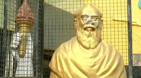 வர்ணம் பூசி சரி செய்யப்படும் பெரியார் சிலை.