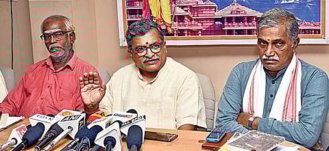 மதுரையில் ஜூன் மாதம் நடைபெற இருக்கும் விஷ்வ இந்து பரிஷத் இந்து துறவியர், ஞானியர் மாநாடு குறித்து செய்தியாளர்களிடம் விளக்குகிறார் விசுவ இந்து அகில பாரத பொதுச் செயலாளர் மிலிந்த் பரண்டே. உடன் அகில இந்திய துணை பொதுச் செயலாளர் கோ.ஸ்தாணுமாலயன், மாநிலச் செயலாளர் ஞானகுரு. படம்: எம்.முத்துகணேஷ்