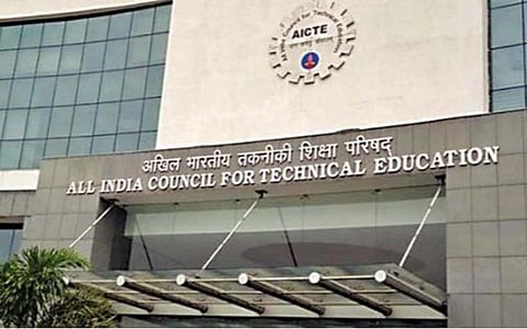 பொறியியல் படிப்பில் சேர கணிதம் கட்டாயம் இல்லை: ஏஐசிடிஇ புதிய விதிமுறை