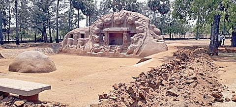 தொல்லியல் துறை பாதுகாக்கப்பட்ட வளாகம் முழுவதும் பொக்லைன் இயந்திரம் மூலம் பள்ளம் தோண்டப்பட்டுள்ளது.