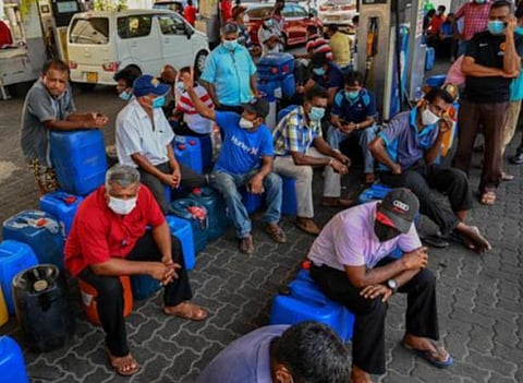 கொழும்பில் உள்ள இலங்கை பெட்ரோலிய கூட்டு ஸ்தாபன  எரிபொருள் நிரப்பும் நிலையத்தில் டீசலுக்காக வரிசையில் காத்திருக்கும் மக்கள்