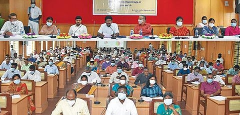 விழுப்புரம் மாவட்டத்தில்  முதல்வரின் முகவரி துறையின் கீழ் பெறப்பட்ட மனுக்கள் மீதான  நடவடிக்கைகள் குறித்த ஆய்வுக்கூட்டத்தில்  ஆட்சியர் மோகன் பேசுகிறார்.