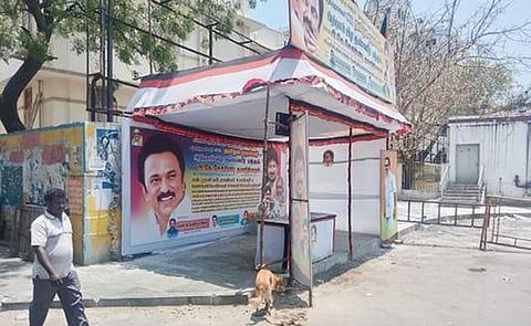 கொலை செய்யப்பட்ட திமுக பிரமுகர் சவுந்தரராஜன் அமைத்திருந்த தண்ணீர் பந்தல். (உள்படம்) சவுந்தரராஜன்