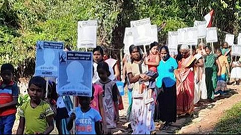 போராட்டத்தில் ஈடுபட்டுள்ள பெண்கள், குழந்தைகள்.