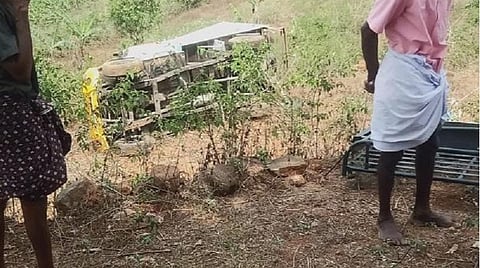 ஜவ்வாது மலைப்பாதையிலிருந்து உருண்டுவிழுந்து விபத்துக்குள்ளான வாகனம்