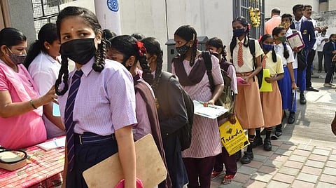 தேர்வுப் பணிக்கு வரும் அரசுப் பள்ளி ஆசிரியர்கள் ஹிஜாப் அணிய தடை - கர்நாடகா கல்வி அமைச்சர்