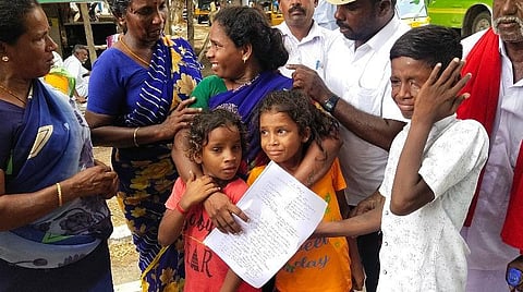 ஆட்சியர் அலுவலகத்திற்கு மனு அளிக்க வந்த குவைத் நாட்டில் இறந்த மீனவர் கண்ணுச்சாமியின் மனைவி மற்றும் குழந்தைகள். 