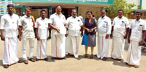 குடியிருக்க வீடு கட்டித் தரக்கோரி கன்னியாகுமரி ஆட்சியர் அலுவலகத்தில் மனு அளிக்க வந்த தாழக்குடி அருகே உள்ள கனகமூலம் குடியிருப்பு பகுதி மக்கள்.  (அடுத்த படம்) ஆரல்வாய்மொழியில் ரயில்கள் நின்று செல்ல வலியுறுத்திய சமத்துவ மக்கள் கட்சியினர்.