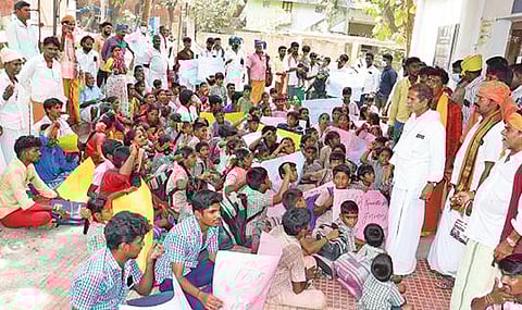 கடலூர் கோட்டாட்சியர் அலுவலகத்தை குடுகுடுப்பைகாரர்கள் முற்றுகை யிட்டு போராட்டத்தில் ஈடுபட்டனர்.