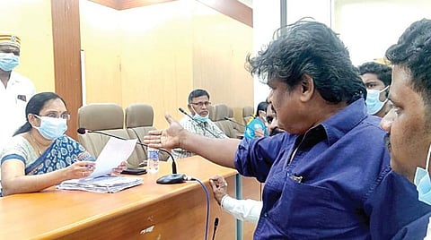 கல்குவாரி மற்றும் கல் அரவை தொழிற்சாலையால் தன் நிலம் பாழாவதாகக் கூறி காஞ்சி மாவட்ட ஆட்சியர் மா.ஆர்த்தியிடம் மனு அளித்த திரைப்பட நடிகர் மன்சூர் அலிகான்.