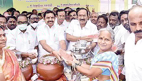 சேலம் பழைய பேருந்து நிலையம் அருகே அதிமுக சார்பில் நீர்மோர் பந்தலை கட்சியின் இணை ஒருங்கிணைப்பாளர் பழனிசாமி திறந்து வைத்தார். அருகில் முன்னாள் அமைச்சர் செம்மலை, எம்எல்ஏ பாலசுப்ரமணியன் உள்ளிட்டோர்.