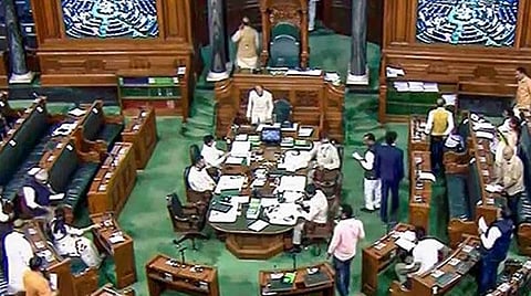 தமிழக ஆளுநரை திரும்பப் பெற வலியுறுத்தி மக்களவையில் திமுக எம்.பி.க்கள் கோஷம்: பேச அனுமதி கிடைக்காததால் வெளிநடப்பு