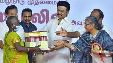 விழா மேடையில் முதல்வருடன் உள்ளாட்சித் துறை செயலாளர் அமுதா ஐ.ஏ.எஸ்