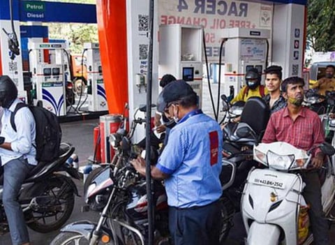 பெட்ரோல் விலை உயர்வால் சரியும் பைக் விற்பனை: பயணிகள் வாகனங்களின் விற்பனையும் வீழ்ச்சி