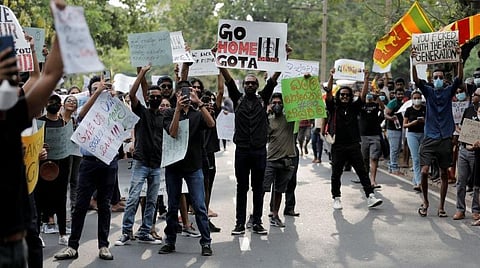 இலங்கையில் பெரும்பான்மை இழந்த ஆளும் கூட்டணி அரசு: அதிபருக்கு எதிராக திரண்ட மாணவர்கள், வழக்கறிஞர்கள்