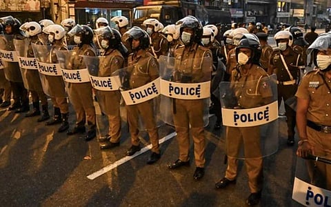 பெரும்பான்மை இழந்தது ராஜபக்சே அரசு - இலங்கையில் அவசரநிலை வாபஸ்