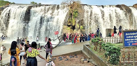 வெயில் கடுமையாக இருந்த நிலையில், அதிலிருந்து கன்னியாகுமரி மாவட்டத்தை தற்காலிகமாக விடுவித்துள்ளது கோடை மழை. திற்பரப்பு அருவியில் தண்ணீர் கொட்டும் நிலையில், அங்கு குவியும் மக்கள் குளித்து குதூகலிக்கின்றனர்.