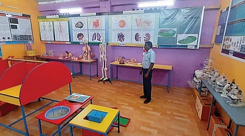 மாதிரி பள்ளியாக மாற்றுவதற்காக முதல்வர் ஸ்டாலின் ஆய்வு செய்யவுள்ள பல்லாவரம், மறைமலை அடிகள் அரசு மேல்நிலைப் பள்ளியில் பல்வேறு மேம்பாட்டுப் பணிகள் நடைபெற்று வருகின்றன. படங்கள்: எம்.முத்துகணேஷ்