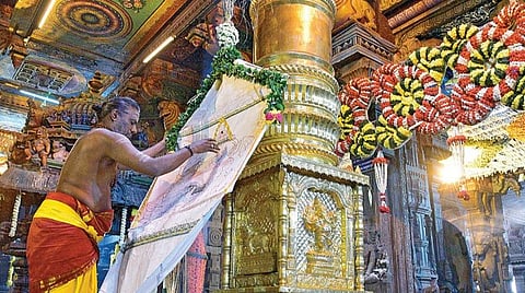 மதுரை மீனாட்சியம்மன் கோயிலில் 12 நாட்கள் நடைபெறும்  சித்திரைத் திருவிழா கொடியேற்றத்துடன் தொடங்கியது. (அடுத்த படம்) கொடியேற்றத்தின்போது எழுந்தருளிய பிரியாவிடையுடன் சுந்தரேசுவரர் மற்றும் மீனாட்சி அம்மன்.  படங்கள்: எஸ்.கிருஷ்ணமூர்த்தி