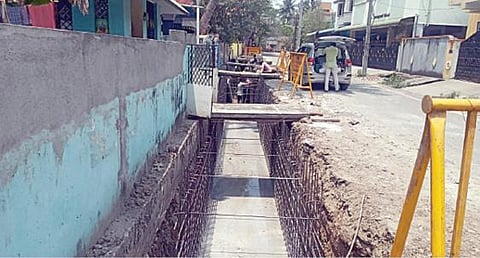 சிட்லபாக்கம் பகுதியில் நிறுத்தப்பட்ட கால்வாய் பணிகள்.