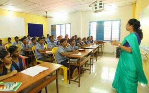 900 முதுநிலை ஆசிரியர்களுக்கு பணி நீட்டிப்பு