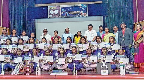 ஏவுகலன் அறிவியல் குறித்த ஆன்லைன் பயிற்சியில் சான்றிதழ் பெற்ற மாணவ, மாணவியருடன் விஞ்ஞானி சிவதாணு பிள்ளை உள்ளிட்டோர்.