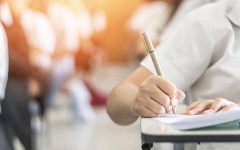 குஜராத்: தந்தை உயிரிழந்த சில மணி நேரத்தில் பொதுத் தேர்வு எழுதிய குழந்தைகள்