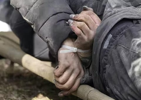 உக்ரைனின் புச்சா நகரில் கைகள் பின்னால் கைட்டப்பட்ட நிலையில் கொல்லப்பட்டவரின் சடலம்.