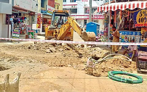 நாகர்கோவில் நீதிமன்ற சாலையில் இருந்து மணிமேடை செல்லும் குறுக்கு தெருவில்  குடிநீர் குழாய் கசிவை சீரமைக்கும் பணி நடைபெற்றது. இதுகுறித்து சாலை நுழைவுப் பகுதியில் அறிவிப்பு பலகை மற்றும் தடுப்புகள் வைக்காததால்  வாகன ஓட்டிகள் பெரிதும் அவதியடைந்தனர். படம்: எல்.மோகன்.