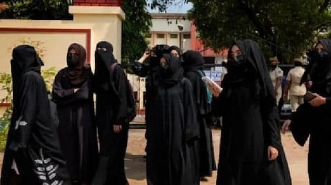 காஷ்மீரில் குங்குமம், ஹிஜாப் அணிந்த 2 மாணவிகளை அடித்த ஆசிரியர் சஸ்பெண்ட்