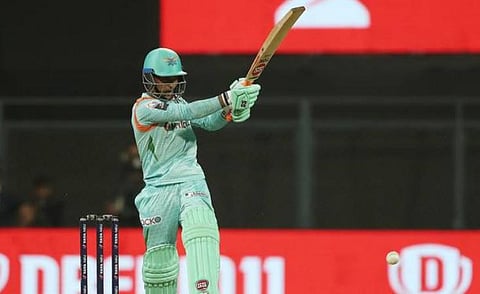 பந்தை பவுண்டரிக்கு விரட்டும் பதோனி.