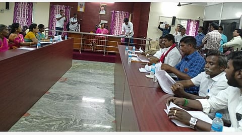 தேனி அல்லிநகரம் நகராட்சி கவுன்சில் கூட்டம் தலைவர் ரேணுப்பிரியா தலைமையில் நடைபெற்றது.