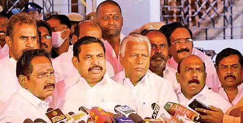 சட்டப்பேரவையில் இருந்து வெளிநடப்பு செய்த பிறகு, செய்தியாளர்களிடம் பேசிய எதிர்க்கட்சி தலைவர் பழனிசாமி. உடன் அதிமுக உறுப்பினர்கள்.