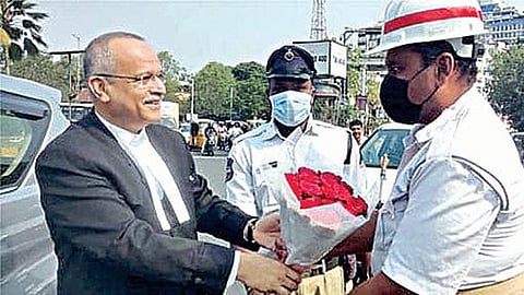 காரில் இருந்து இறங்கிச் சென்று ஊர்காவல் படை வீரரை பூங்கொத்து கொடுத்து பாராட்டிய தெலங்கானா தலைமை நீதிபதி சதீஷ்சந்திர சர்மா.