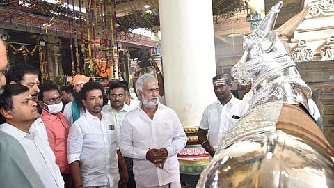 திண்டுக்கல் அபிராமி அம்மன் கோயிலில் 48 கிலோ வெள்ளியால் அமைக்கப்பட்டு வரும் ரிஷப வாகன பணியை ஆய்வு செய்த அமைச்சர் சேகர்பாபு