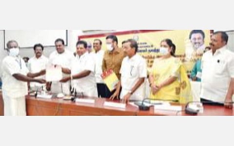 நாகை ஆட்சியர் அலுவலகத்தில் நேற்று நடைபெற்ற நிகழ்ச்சியில், இலங்கை கடற்படையால் பாதிக்கப்பட்ட ஒரு விசைப்படகு உரிமையாளருக்கு நிவாரணத் தொகைக்கான காசோலையை வழங்குகிறார் அமைச்சர் அனிதா ராதாகிருஷ்ணன். உடன், ஆட்சியர் அருண் தம்புராஜ் உள்ளிட்டோர்.