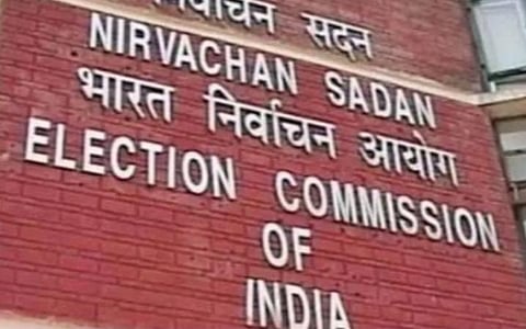இலவசங்களைக் கொடுப்பது அரசியல் கட்சிகளின் கொள்கை முடிவு; அதில் தலையிட முடியாது: தேர்தல் ஆணையம்