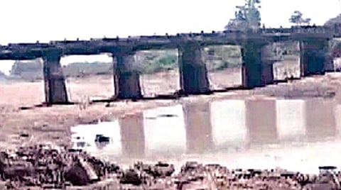 பிஹாரில் நீர்ப்பாசனத் துறை அதிகாரிகள் என்று கூறி 500 டன் இரும்புப் பாலத்தை வெட்டி திருடி சென்ற திருடர்கள்