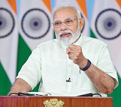 குஜராத்தின் ஜூனாகத் மாவட்டம், கதிலாவில் உள்ள உமியா மாதா கோயில் நிறுவன தின விழா நேற்று கொண்டாடப்பட்டது. இந்த விழாவில் பிரதமர் நரேந்திர மோடி காணொலி வாயிலாக பேசினார். படம்: பிடிஐ