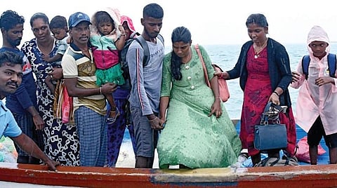 இலங்கையில் இருந்து பைபர் படகு மூலம் தனுஷ்கோடி அரிச்சல்முனை பகுதிக்கு வந்த இலங்கை தமிழர்கள். படம்:எல்.பாலச்சந்தர்