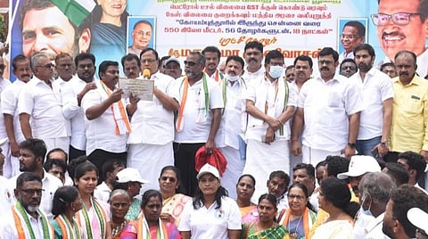 நிகழ்வில் காங்கிரஸ் தலைவர்கள் பேசியபோது.